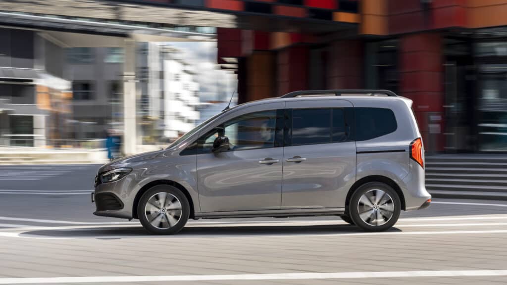 מבט צד על המיניוואן החשמלי מרצדס EQT