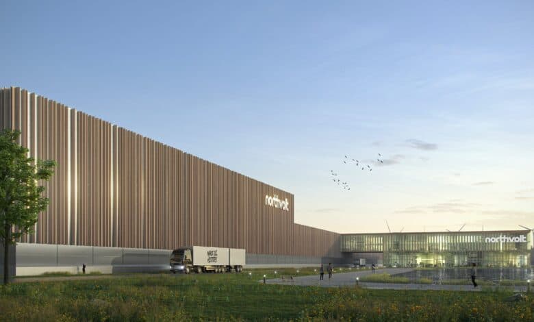 הדמיה של מפעל חדשני לייצור סוללות של נורת׳וולט שצפוי לקום בגרמניה, עם משאית עוברת ממול למפעל, והכיתוב northvolt על המבנה