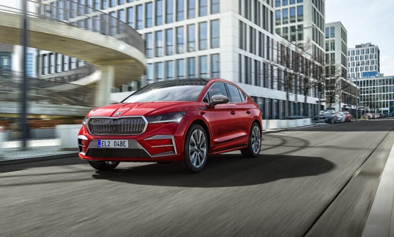 סקודה אניאק L&K חשמלית אדומה בנסיעה בכביש עירוני