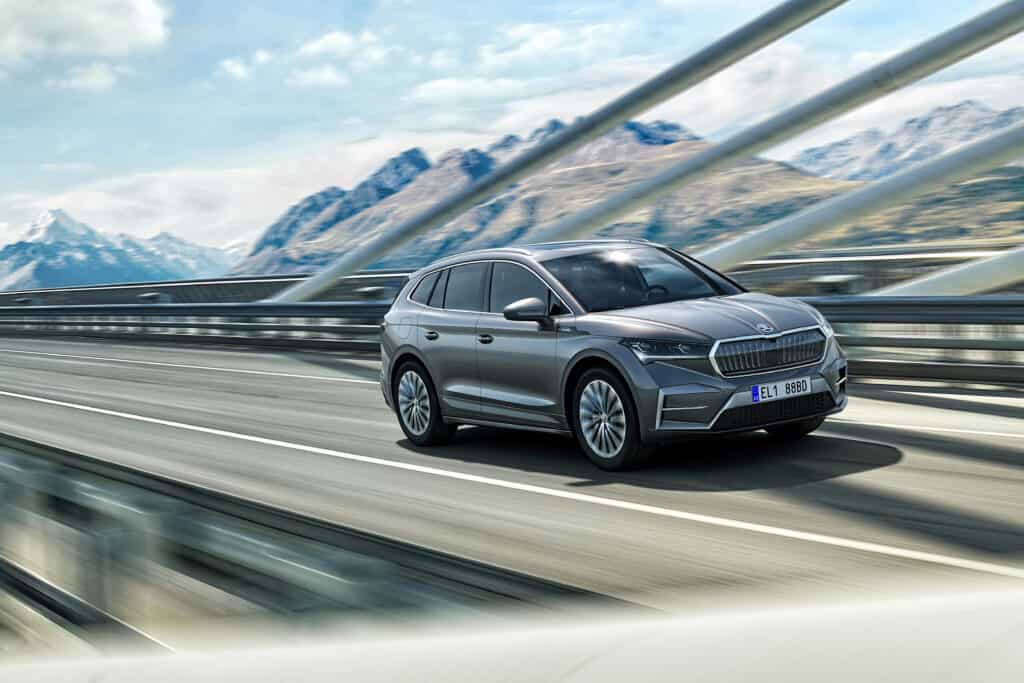 סקודה אניאק לורין & קלמנט אפורה בנסיעה על גשר