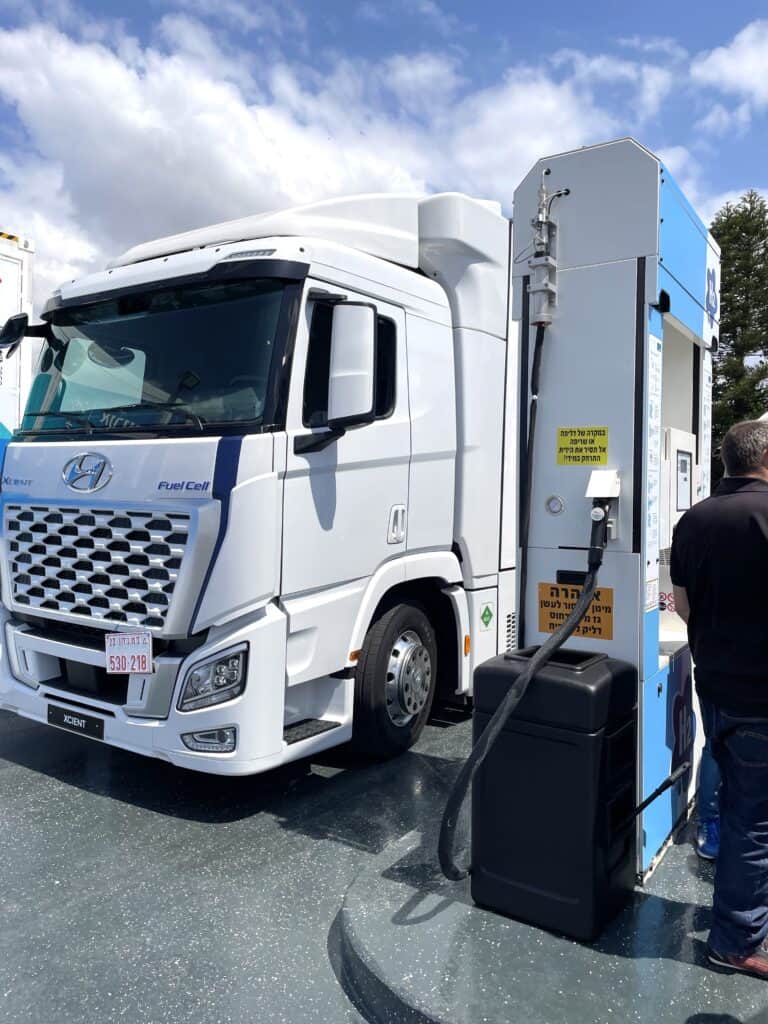 משאית חשמלית מבוססת מימן מסוג יונדאי XCIENT ליד פית תדלוק של מימן בתחנת סונול ביגור