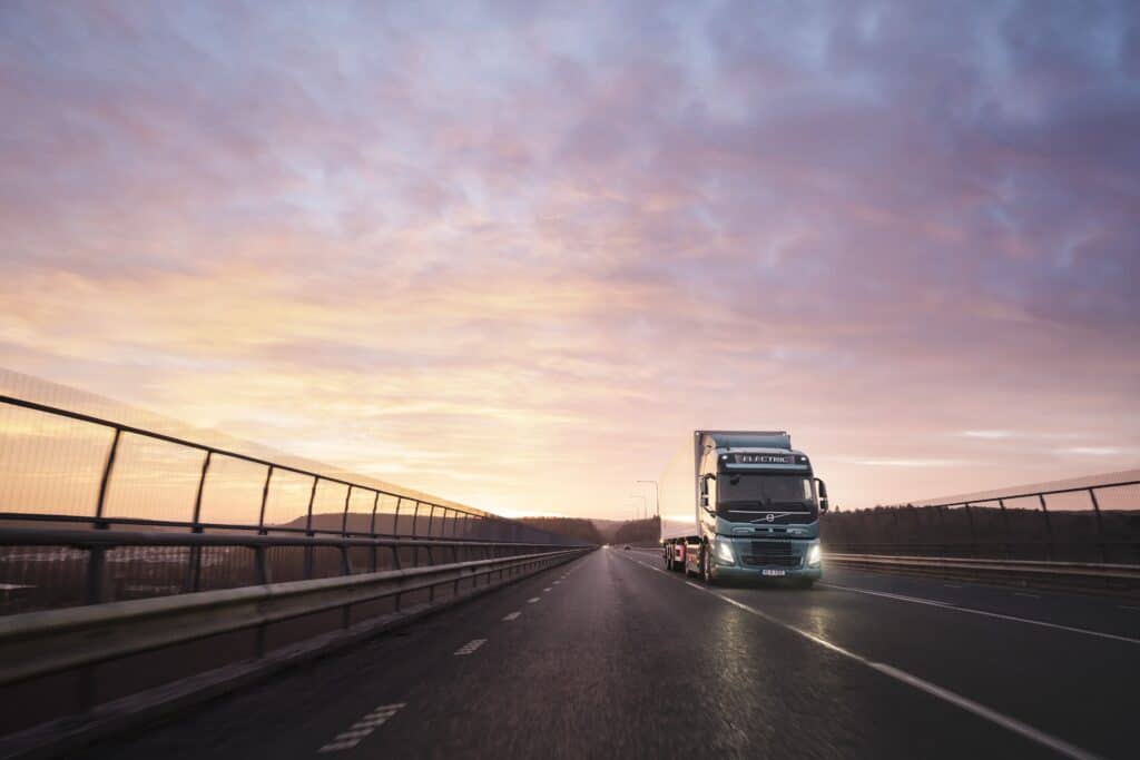 משאית חשמלית של וולוו בנסיעה על כביש