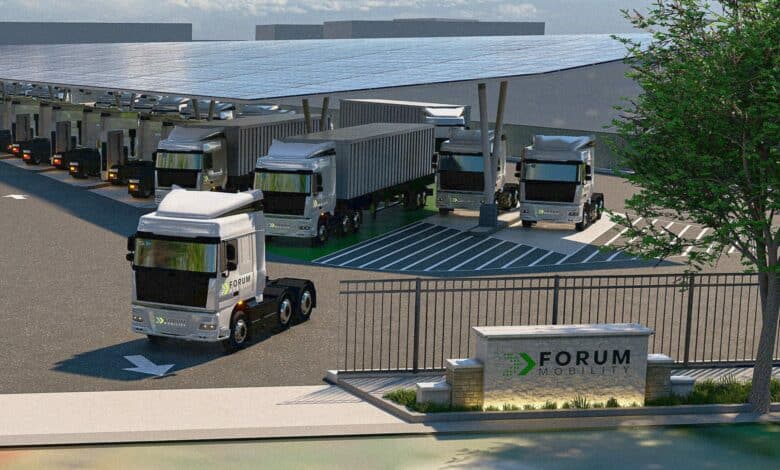 תחנת טעינה של משאיות חשמליות עם פאנלים סולארים