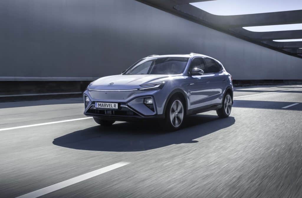 MG מארבל R חשמלי בנסיעה על גשר בכביש בין עירוני