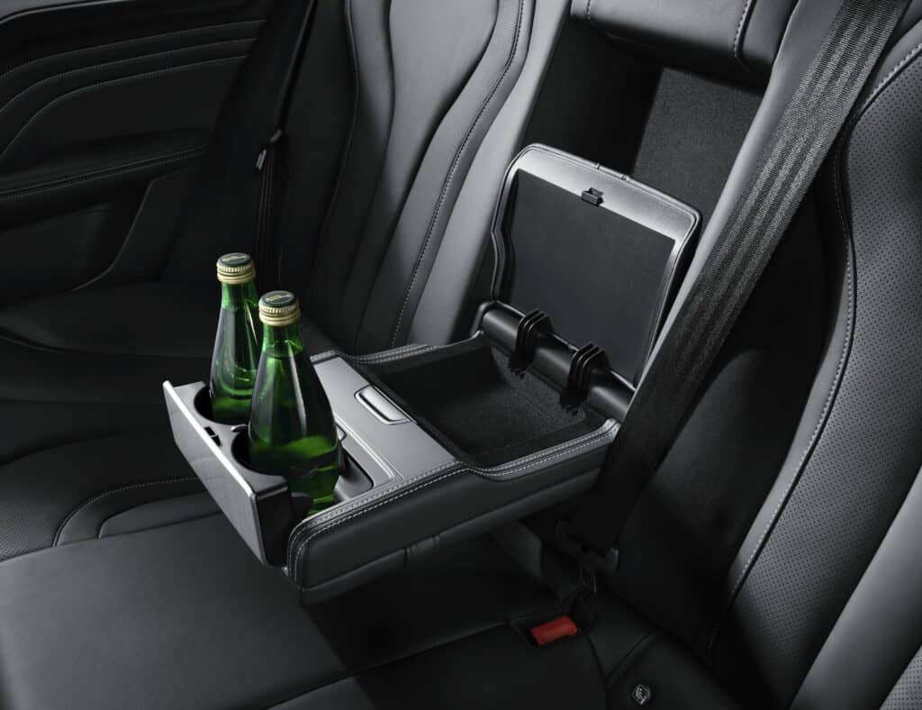 משענת יד במושבים האחורים ב-MG מארבל R