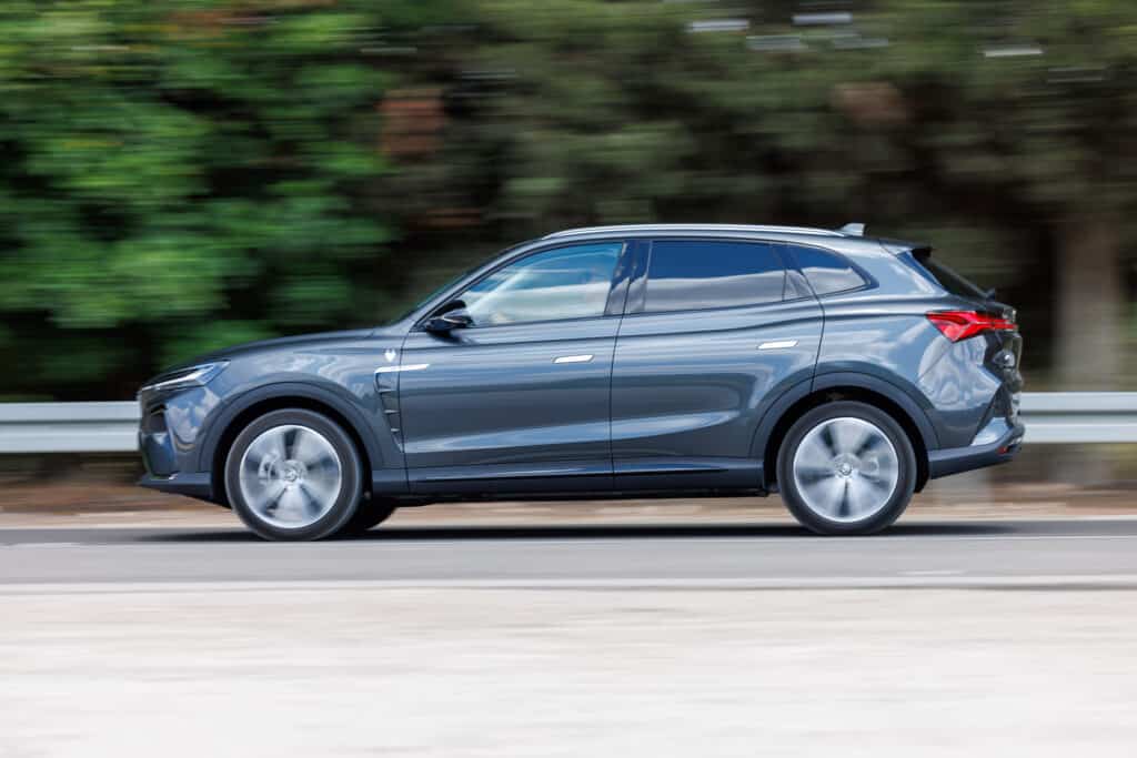 MG מארבל R מבט צד בנסיעה