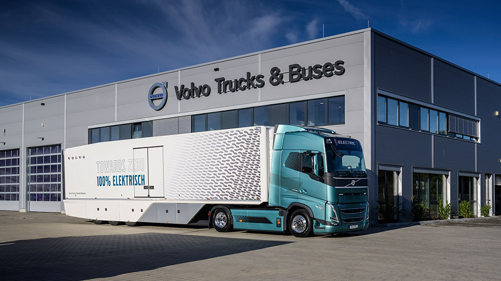 משאית חשמלי של וולוו FH פועלת במסגרת הפעילות של חברת מארסק, ליד המפעל של וולוו