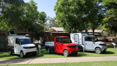 שלוש משאיות חשמליות זעירות מסוג Pilotcar P1000