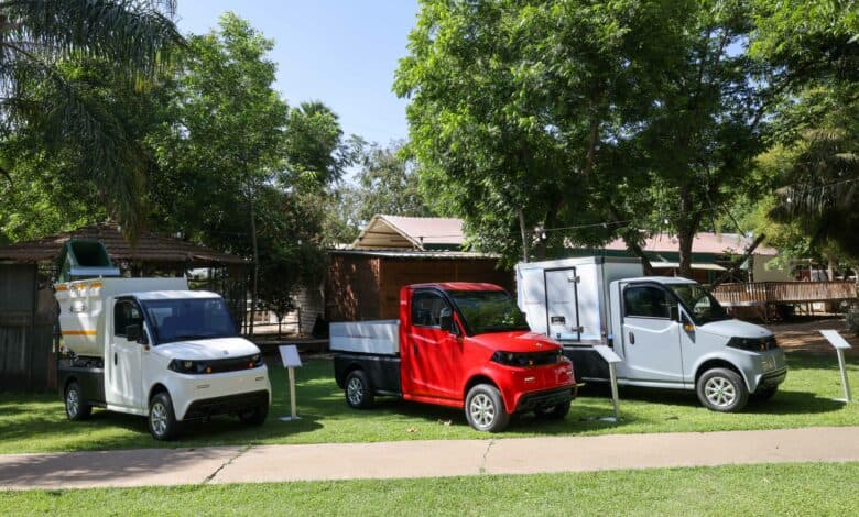 שלוש משאיות חשמליות זעירות מסוג Pilotcar P1000