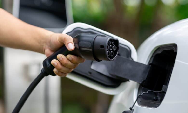 יד מחזיקה כבל טעינה Type2 לקראת חיבור לרכב חשמלי