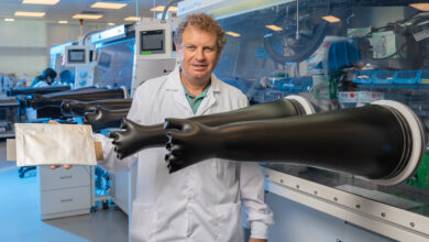 מנכ"ל סטורדוט דורון מאירסדורף במתקן הייצור של החברה