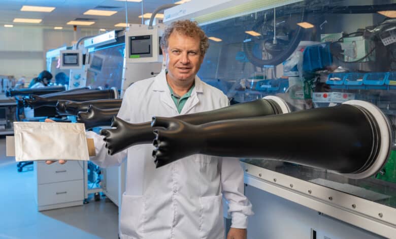 מנכ"ל סטורדוט דורון מאירסדורף במתקן הייצור של החברה