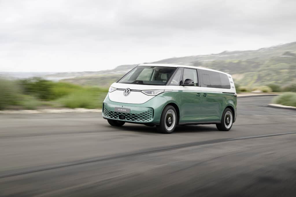 פולקסווגן ID.Buzz 2023 בגרסה עם בסיס גלגלים ארוך יותר נוסע על כביש