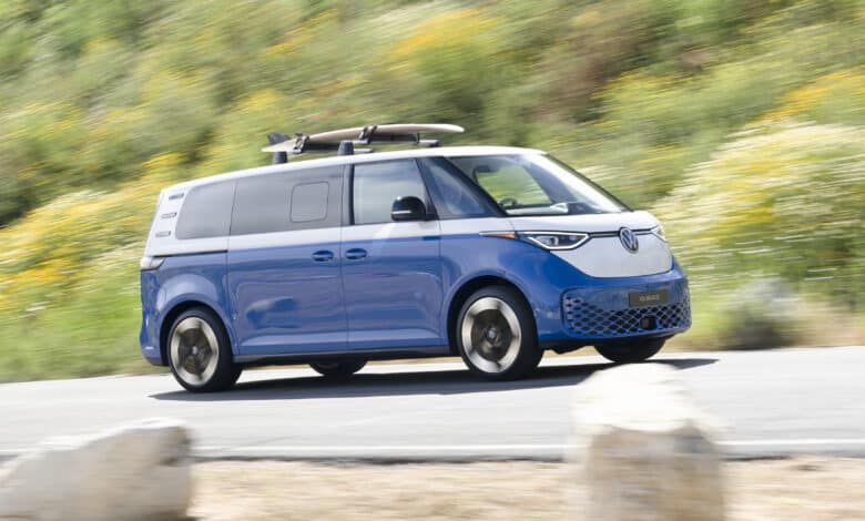 מיניוואן חשמלי פולקסווגן ID.Buzz בגרסת קמפר קליפורניה בנסיעה על כביש