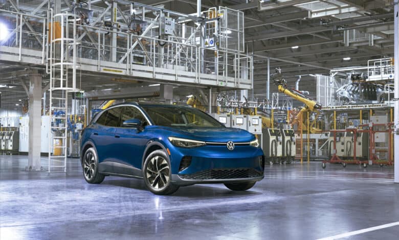 פולקסווגן ID.4 כחולה במפעל ייצור של פולקסווגן
