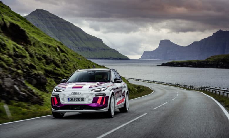 אאודי Q6 אי-טרון בצבעי הסוואה בנסיעה על כביש בינעירוני