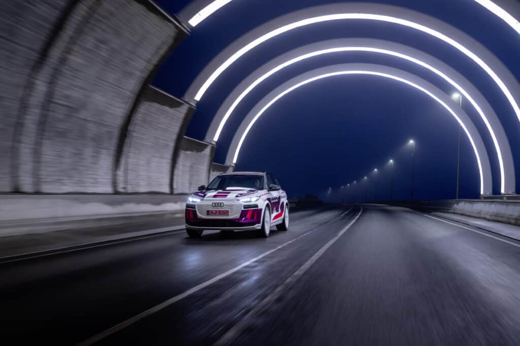 אב הטיפוס של האאודי Q6 אי-טרון בצבעי הסוואה בנסיעה במנהרה מוארת בתאורת לד
