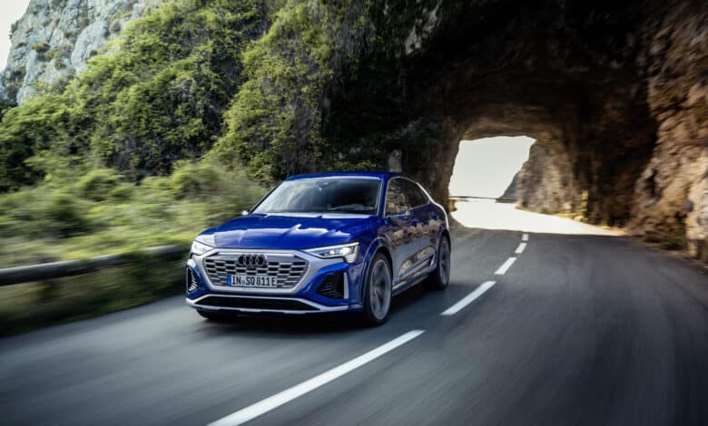 אאודי SQ8 אי-טרון ספורטבק בצבע כחול בנסיעה מהירה בכביש בינעירוני