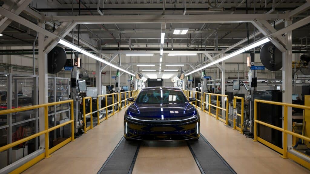 לוסיד אייר ספיר בפס הייצור של חברת לוסיד מוטורס באריזונה