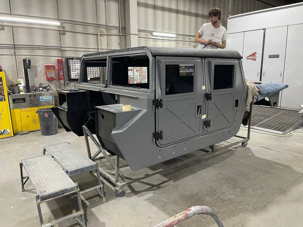 צביעה של גוף האמר לצורך חידוש של הרכב והסבתו לחשמלי