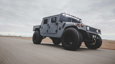 האמר צבאי שהוסב לחשמלי נוסע על כביש