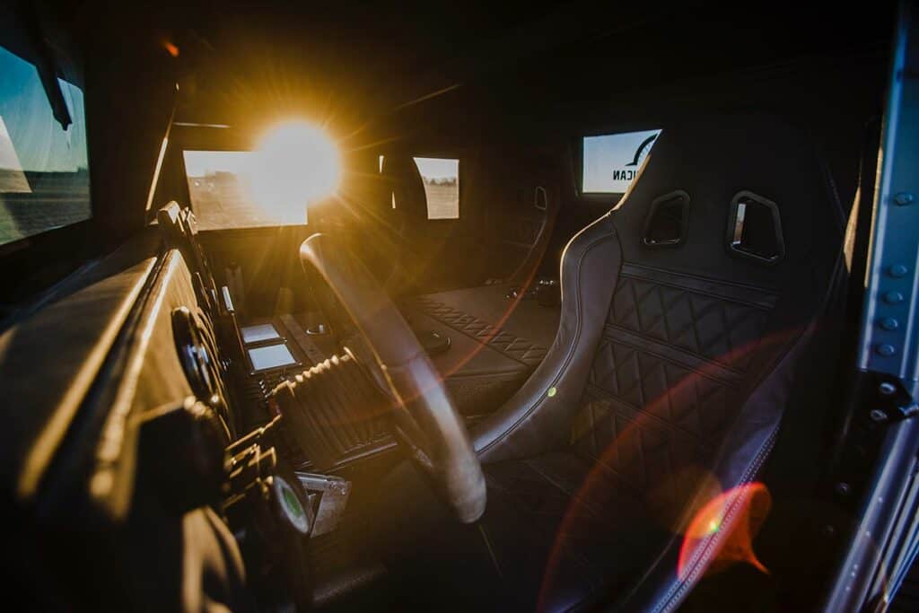 פנים הרכב של ההאמר החשמלי