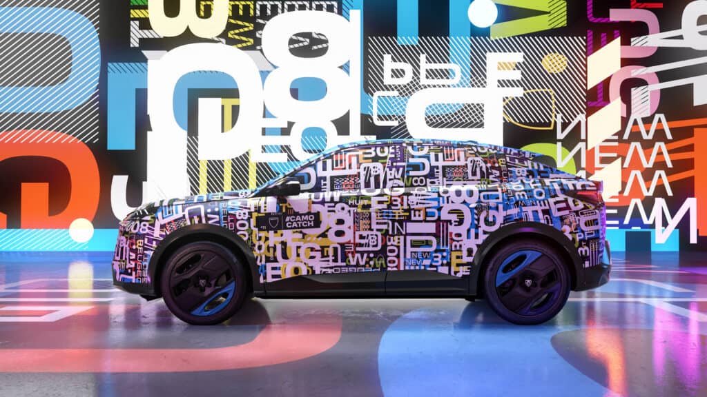 העיצוב החיצוני של הפיג׳ו e3008 החשמלית מעוטר בכיתוב צבעוני והכיתוב #CAMOCATCH