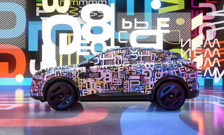 העיצוב החיצוני של הפיג׳ו e3008 החשמלית מעוטר בכיתוב צבעוני והכיתוב #CAMOCATCH