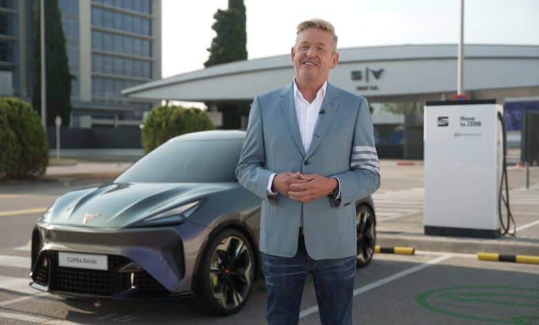 נשיא סיאט העולמית לצד רכב חשמלי של סיאט