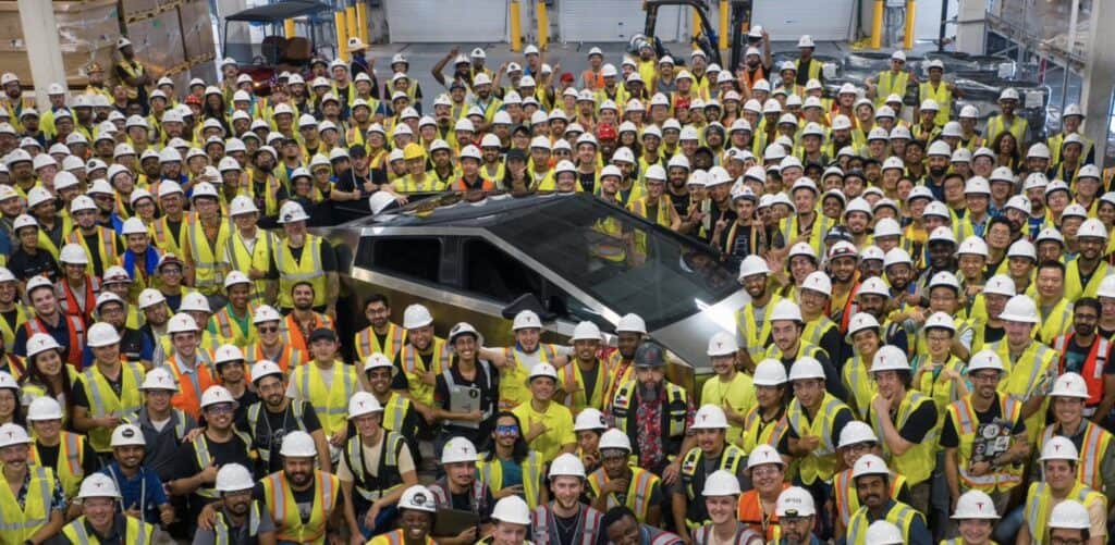 הסייבטראק הראשון שיוצא מהמפעל יחד עם עשרות עובדים לידו