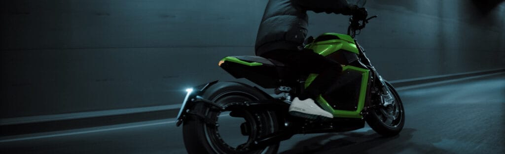 אופנוע חשמלי Verge TS Pro במנהרה