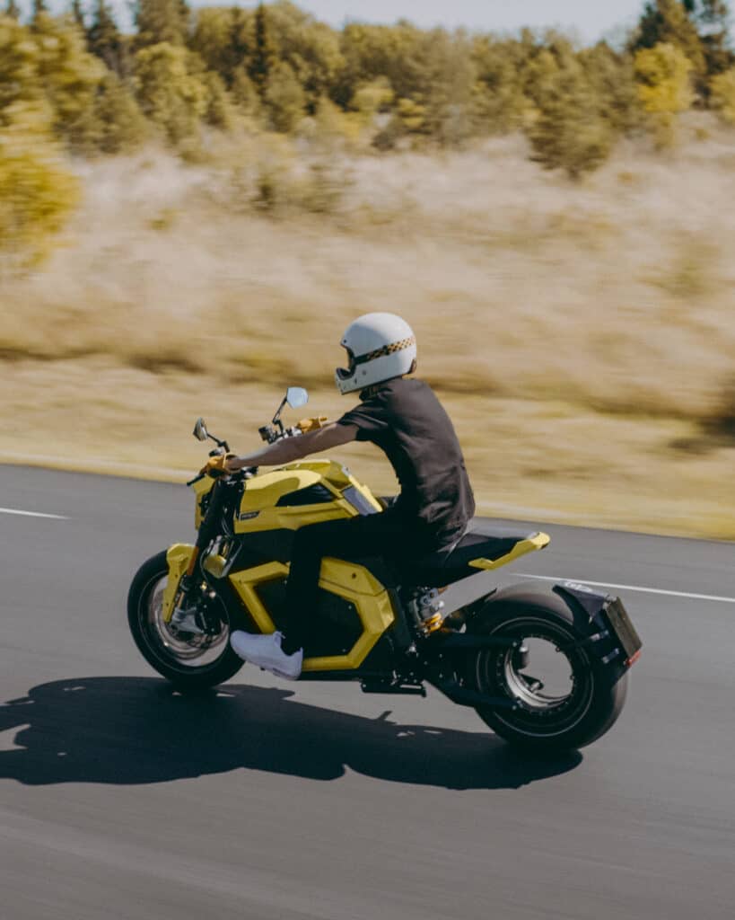 אופנוע חשמלי Verge TS בנסיעה