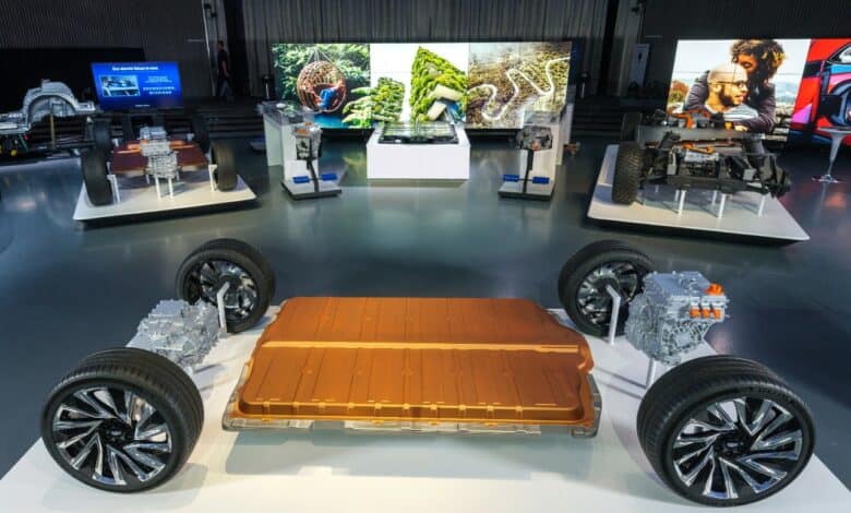 הפלטפורמה החשמלית אולטיום של ג׳נרל מוטורס, הכוללת את הסוללה ומערכת ההנעה, מוצגת ב-Design Dome