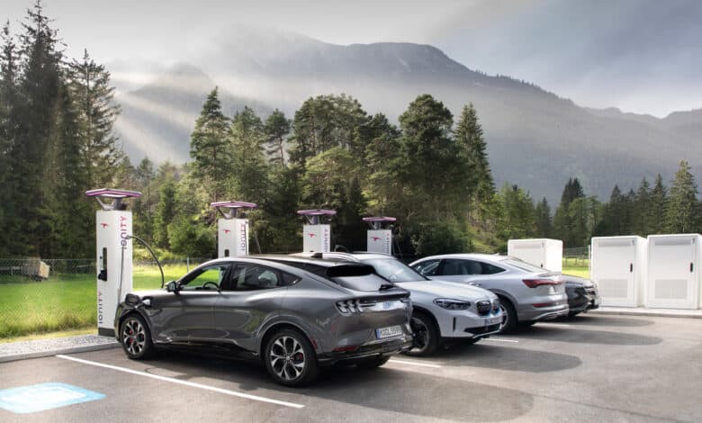 רכבים חשמליים בטעינה בתחנות רשת הטעינה המהירה IONITY באירופה, 2023