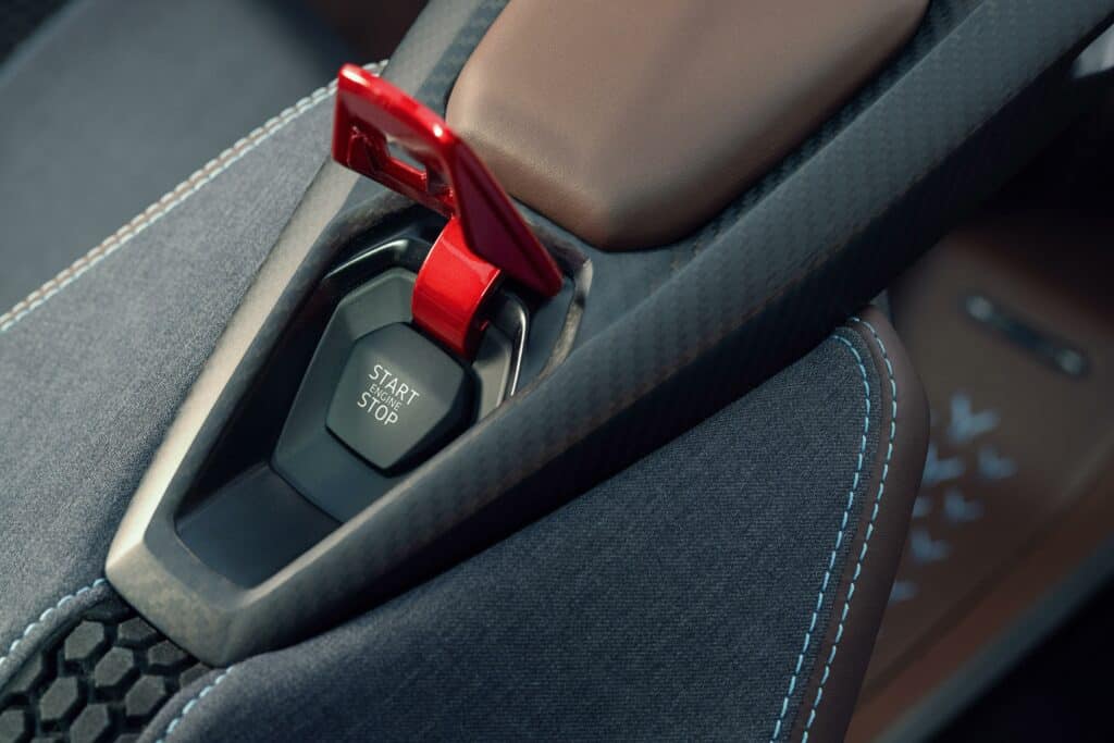 כפתור ההפעלה והכיבוי של למבורגיני לנזאדור, בדומה למפסק אצל טייס