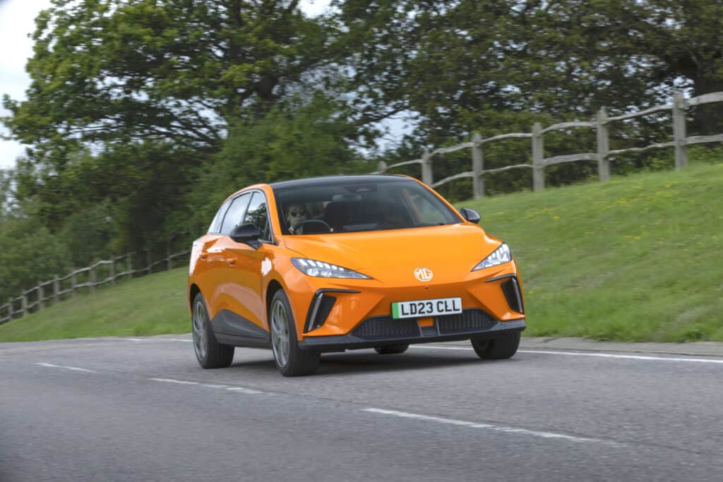 MG4 בגרסת ה-Extended Range בנסיעה על כביש בבריטניה