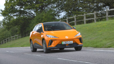 MG4 בגרסת ה-Extended Range בנסיעה על כביש בבריטניה