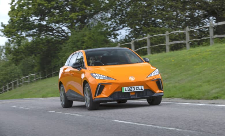 MG4 בגרסת ה-Extended Range בנסיעה על כביש בבריטניה