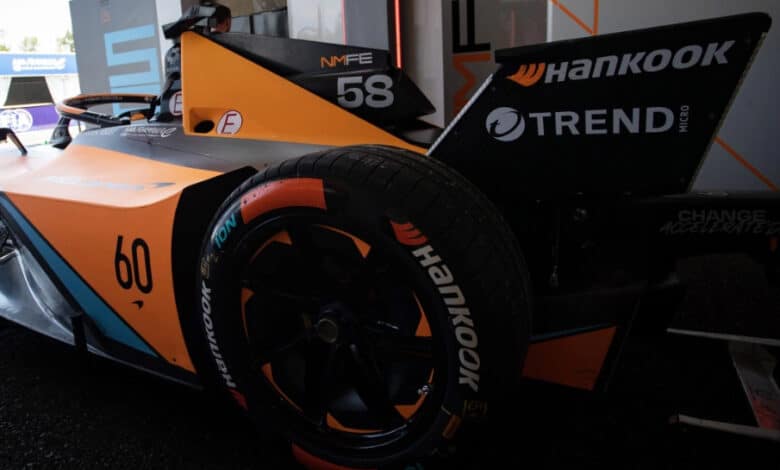 הלוגו של טרנד מיקרו על מכונית המירוץ של מקלארן בפורמולה E