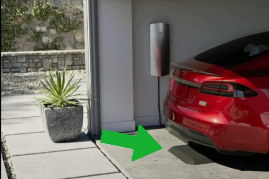 מכשיר רצפתי הנראה כמטען אלחוטי כשמעליו טסלה מודל S אדומה