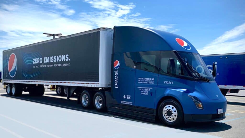 טסלה סמי מעוטרת בעיצוב של פפסי קו בצבע כחול עם הכיתוב Zero Emissions