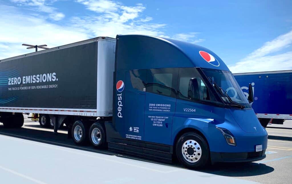 טסלה סמי מעוטרת בעיצוב של פפסי קו בצבע כחול עם הכיתוב Zero Emissions