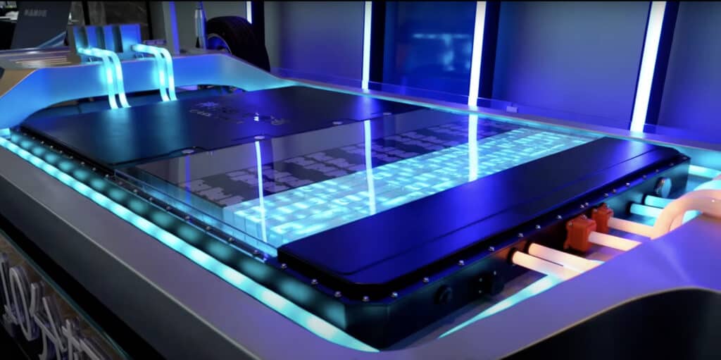 תצוגה של סוללת ה-Shenxing של CATL לטעינה סופר מהירה של רכבים חשמליים