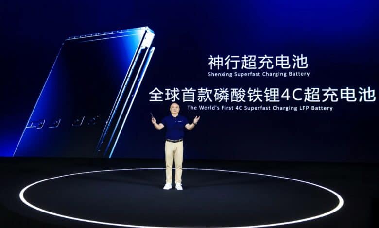 הצגה של הסוללה החדשה Shenxing לרכב חשמלי באירוע ההשקה של חברת CATL