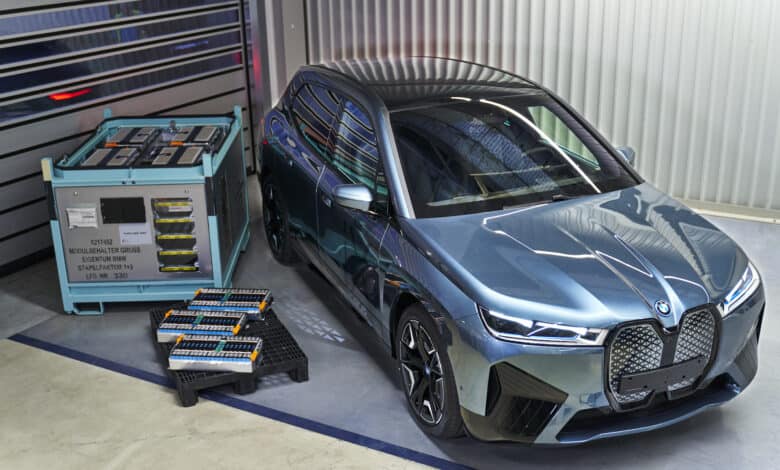 רכב חשמלי של ב.מ.וו עם מודולים של סוללה לצידו