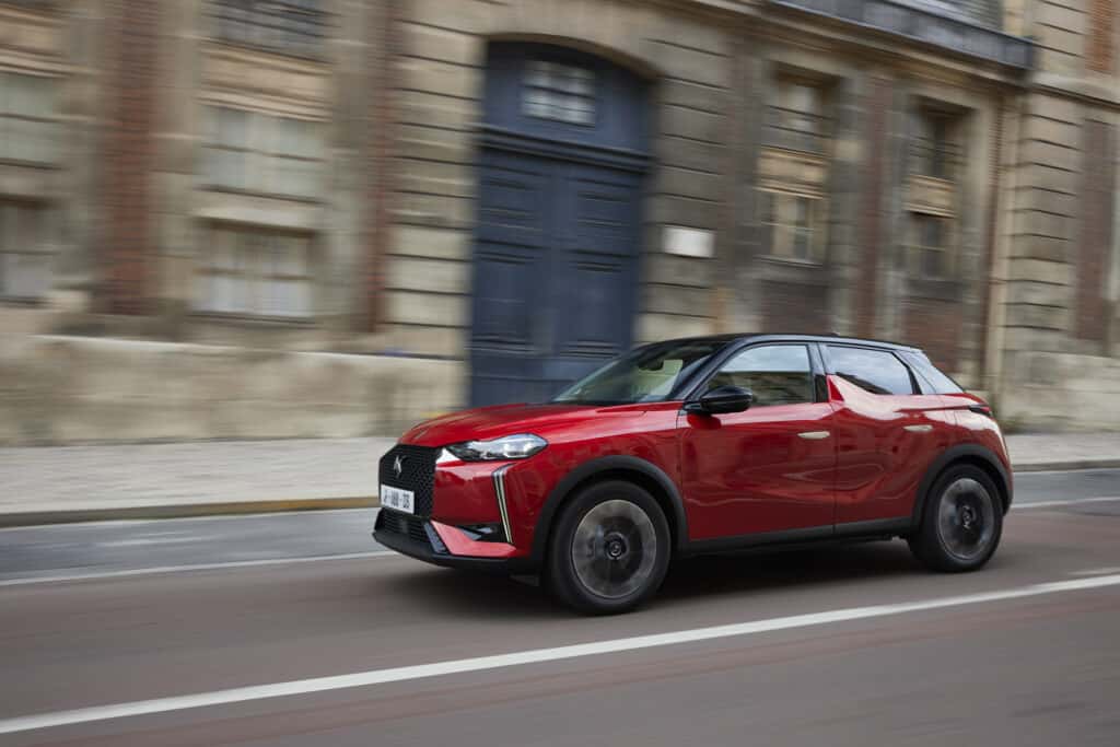 מבט צד בנסיעה בכביש עירוני על ה-DS 3 E-TENSE