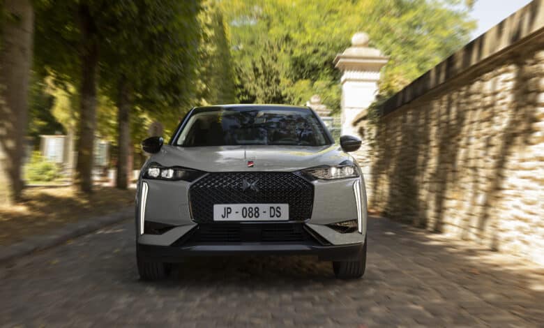 מבט קדמי על ה-DS 3 E-TENSE גרסת 2023 החדשה