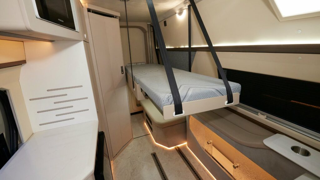 מיטה מתקפלת בחלקו האחורי של המיניוואן החשמלי של פאריזון