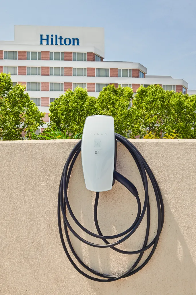 עמדת טעינה של טסלה בהילטון