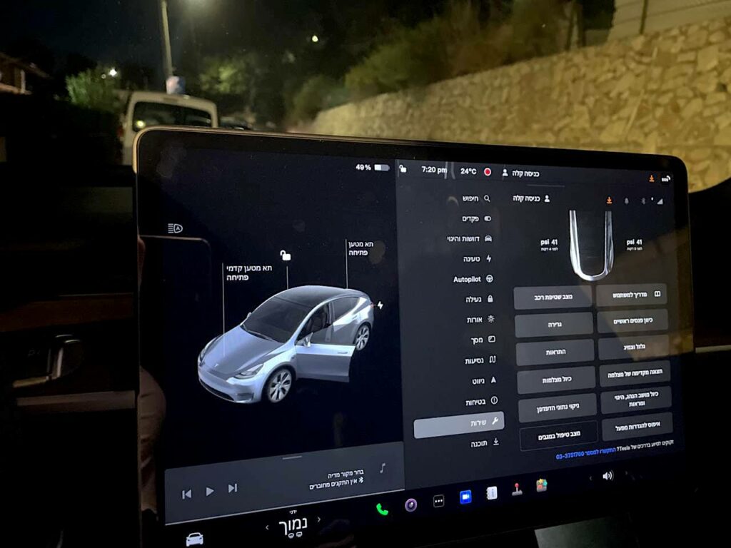 ממשק המשתמש במודל Y בעברית עם גרסה 32.6.2023